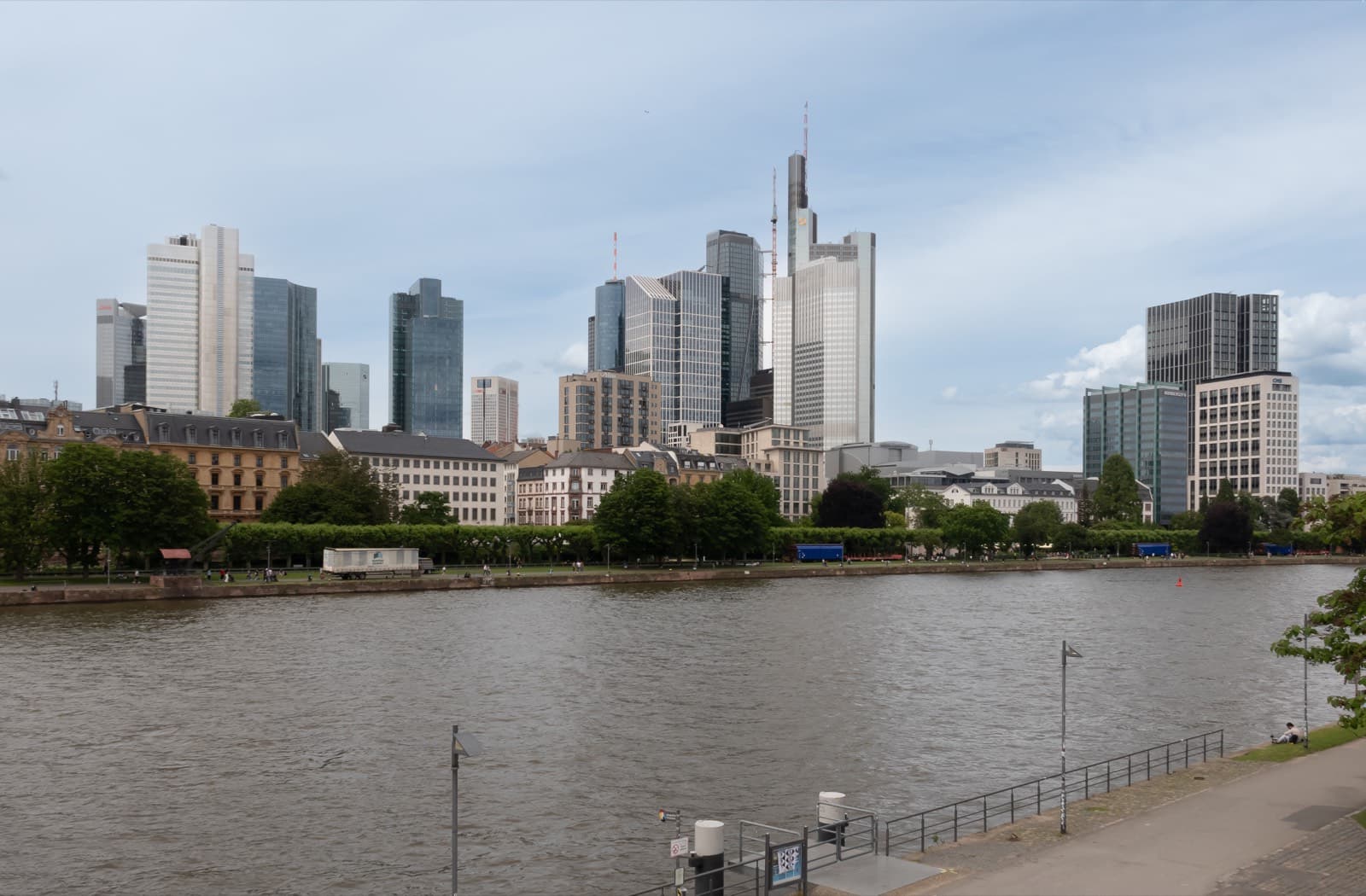 Frankfurt am Main, skyline vanaf de Holbeinsteg IMG 1588 2024-05-26 15.21